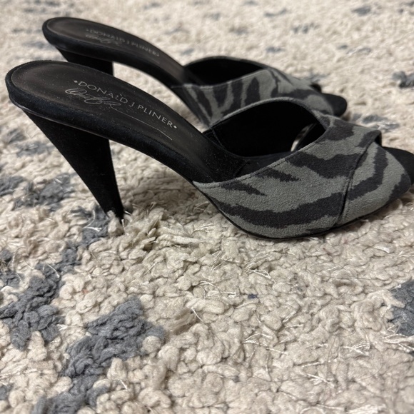 Vintage Donald J Pliner Gray Black Zebra Print Mule Leather Heels Size 8 1/2 - Picture 6 of 10
